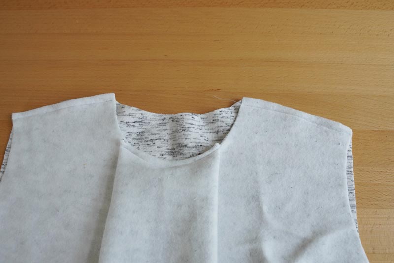 Střih a návod na dámskou crop mikinu s protizáhybem v předním dílu, rozparky v bočních švech a rolákem - ramenní švy