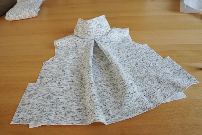 Střih a návod na dámskou crop mikinu s protizáhybem v předním dílu, rozparky v bočních švech a rolákem - rolák