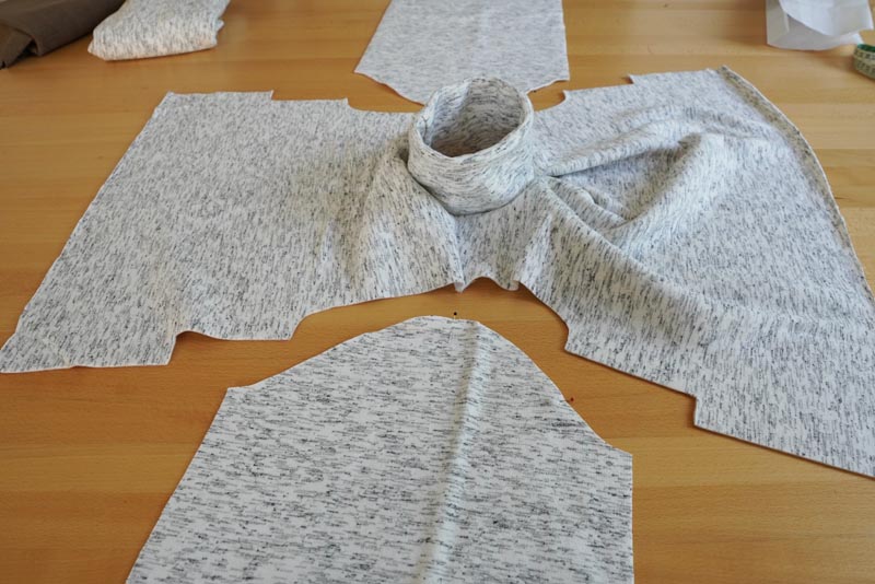 Střih a návod na dámskou crop mikinu s protizáhybem v předním dílu, rozparky v bočních švech a rolákem - rukávy