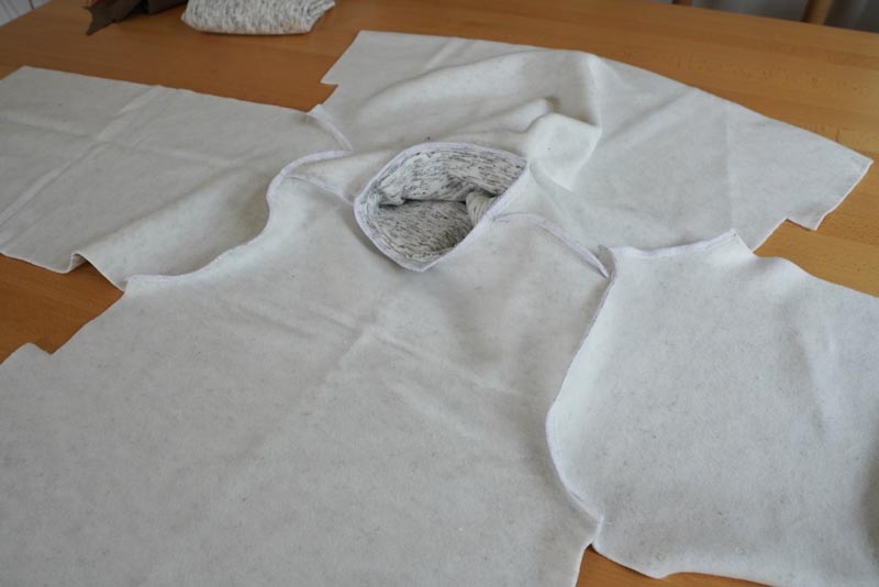 Střih a návod na dámskou crop mikinu s protizáhybem v předním dílu, rozparky v bočních švech a rolákem - rukávy