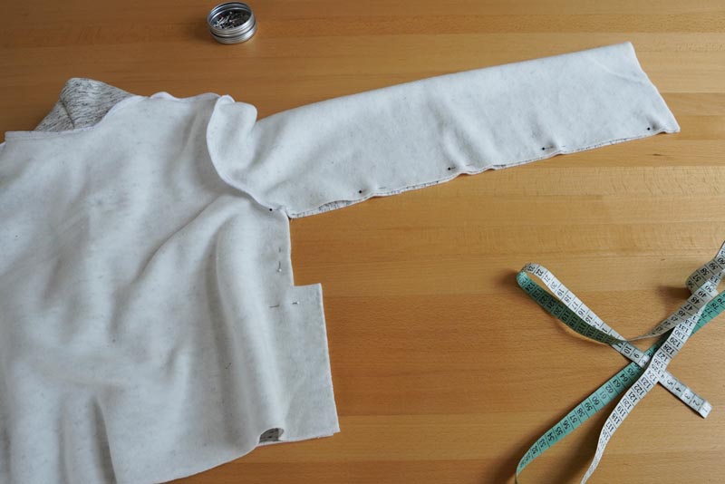 Střih a návod na dámskou crop mikinu s protizáhybem v předním dílu, rozparky v bočních švech a rolákem - boční a rukávové švy