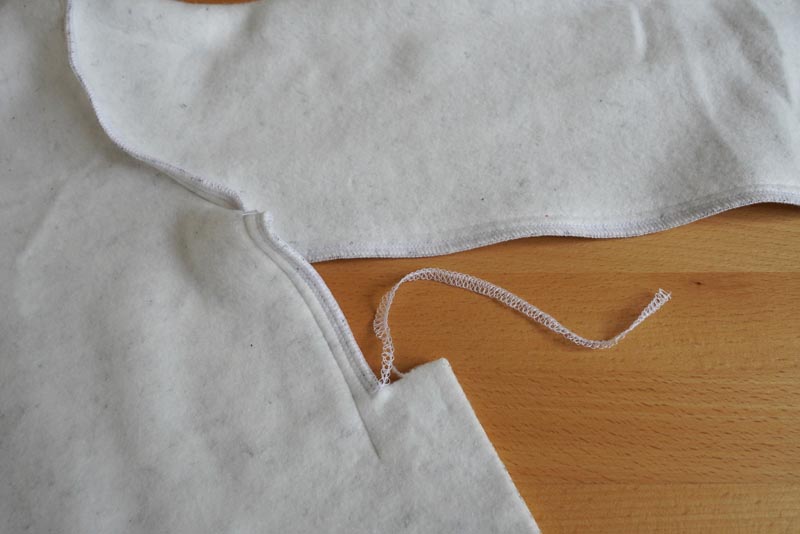 Střih a návod na dámskou crop mikinu s protizáhybem v předním dílu, rozparky v bočních švech a rolákem - boční a rukávové švy