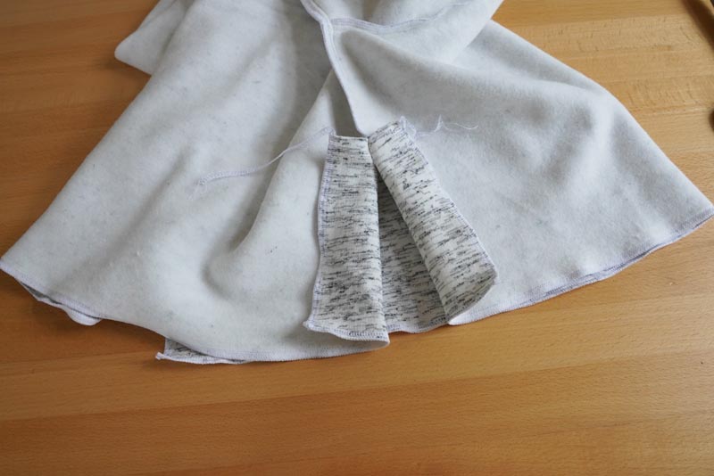 Střih a návod na dámskou crop mikinu s protizáhybem v předním dílu, rozparky v bočních švech a rolákem - rozparek v bočním švu