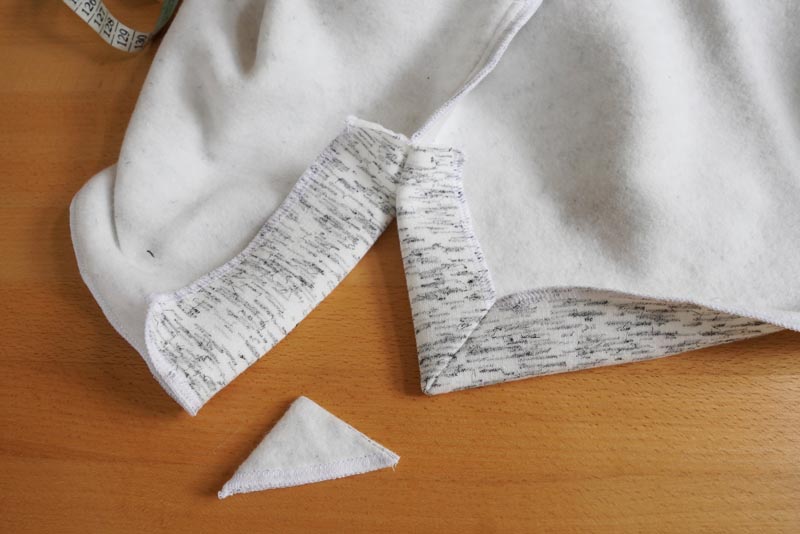 Střih a návod na dámskou crop mikinu s protizáhybem v předním dílu, rozparky v bočních švech a rolákem - rozparek v bočním švu a spodní lem