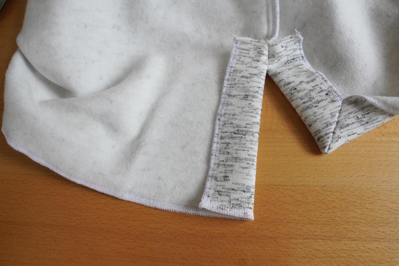 Střih a návod na dámskou crop mikinu s protizáhybem v předním dílu, rozparky v bočních švech a rolákem - rozparek v bočním švu a spodní lem