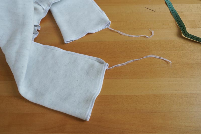 Střih a návod na dámskou crop mikinu s protizáhybem v předním dílu, rozparky v bočních švech a rolákem - lem rukávů