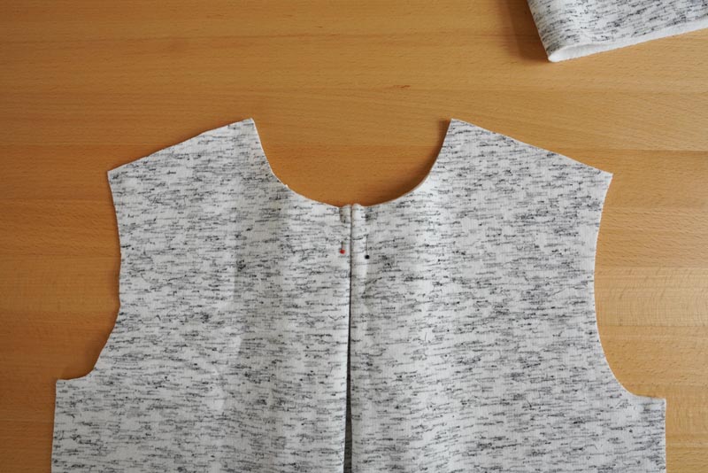 Střih a návod na dámskou crop mikinu s protizáhybem v předním dílu, rozparky v bočních švech a rolákem - přední díl