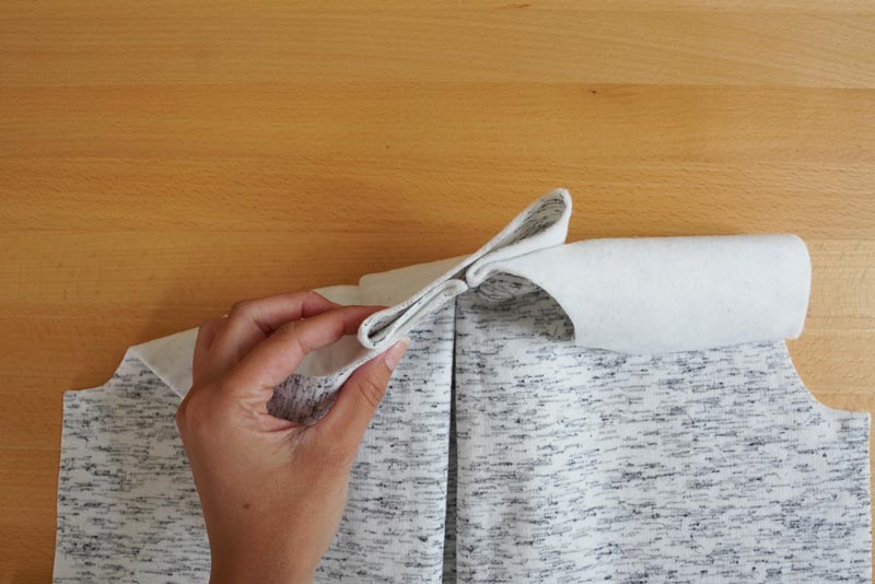 Střih a návod na dámskou crop mikinu s protizáhybem v předním dílu, rozparky v bočních švech a rolákem - přední díl