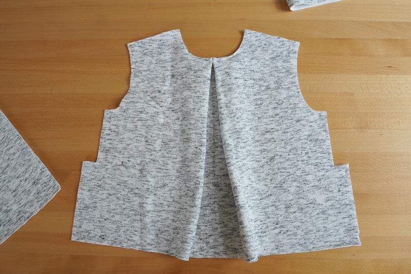 Střih a návod na dámskou crop mikinu s protizáhybem v předním dílu, rozparky v bočních švech a rolákem - přední díl