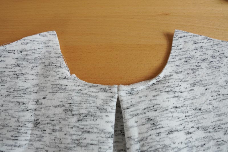 Střih a návod na dámskou crop mikinu s protizáhybem v předním dílu, rozparky v bočních švech a rolákem - přední díl