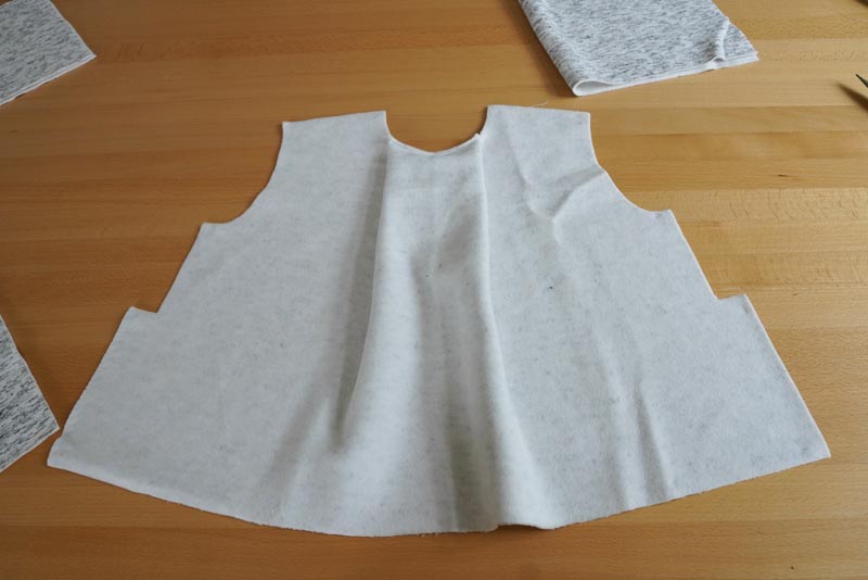 Střih a návod na dámskou crop mikinu s protizáhybem v předním dílu, rozparky v bočních švech a rolákem - přední díl