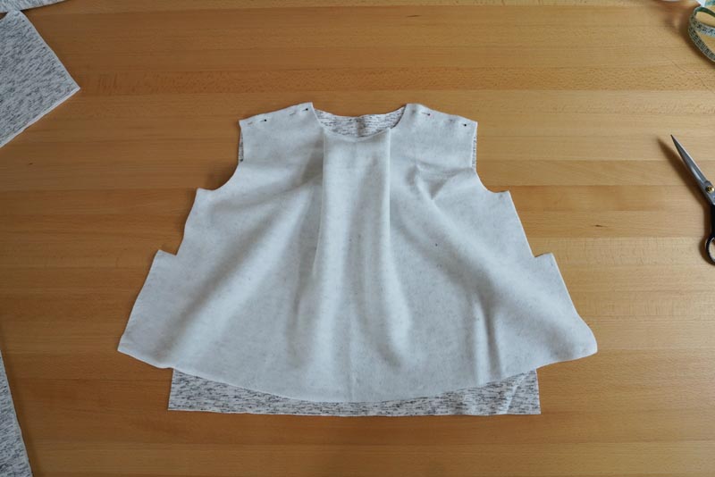 Střih a návod na dámskou crop mikinu s protizáhybem v předním dílu, rozparky v bočních švech a rolákem - ramenní švy