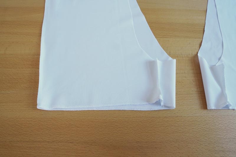 Střih na dámské šortky se sukní (sukni s všitými kraťasy) - začištění spodního kraje nohavic kraťasů