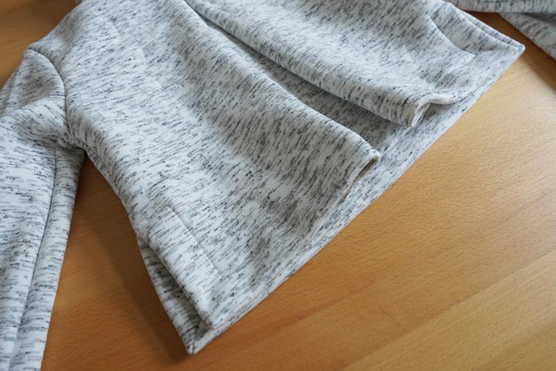 Střih a návod na dámskou crop mikinu s protizáhybem v předním dílu, rozparky v bočních švech a rolákem - spodní lem