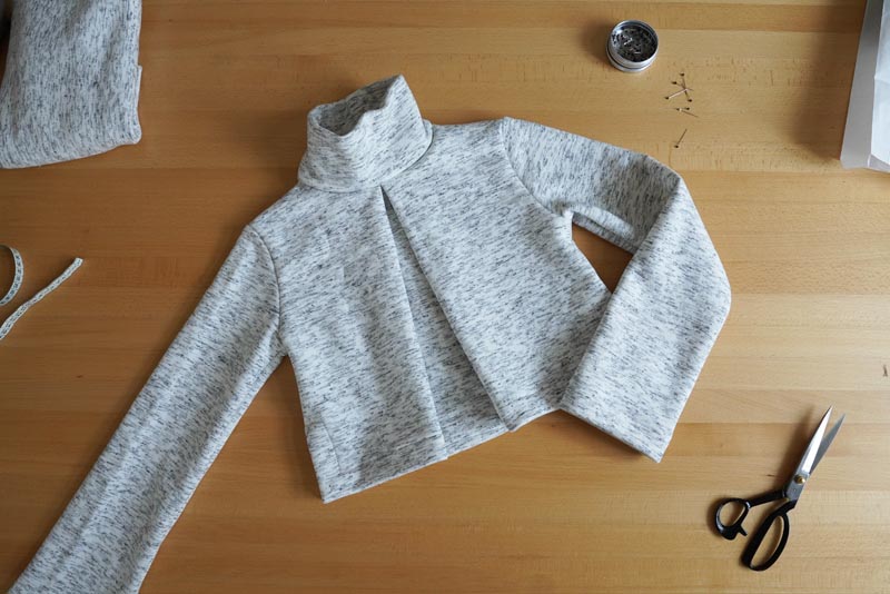 Střih a návod na dámskou crop mikinu s protizáhybem v předním dílu, rozparky v bočních švech a rolákem