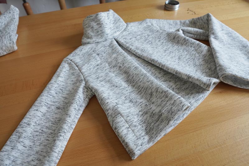 Střih a návod na dámskou crop mikinu s protizáhybem v předním dílu, rozparky v bočních švech a rolákem