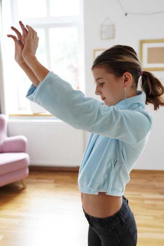 Střih na dětskou a dámskou crop mikinu - návod jak ušít mikinu