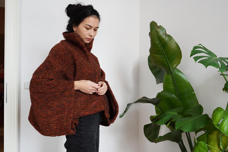 Střih a návod jak ušít jednoduché dámské pončo s límcem