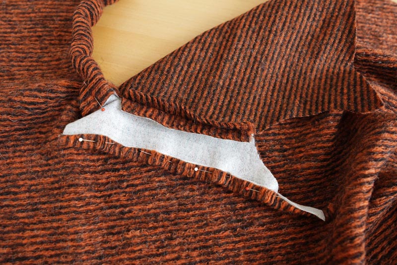 Střih a návod na dámské teplé pončo s límcem