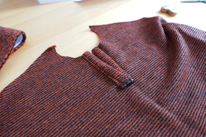 Střih a návod na dámské teplé pončo s límcem