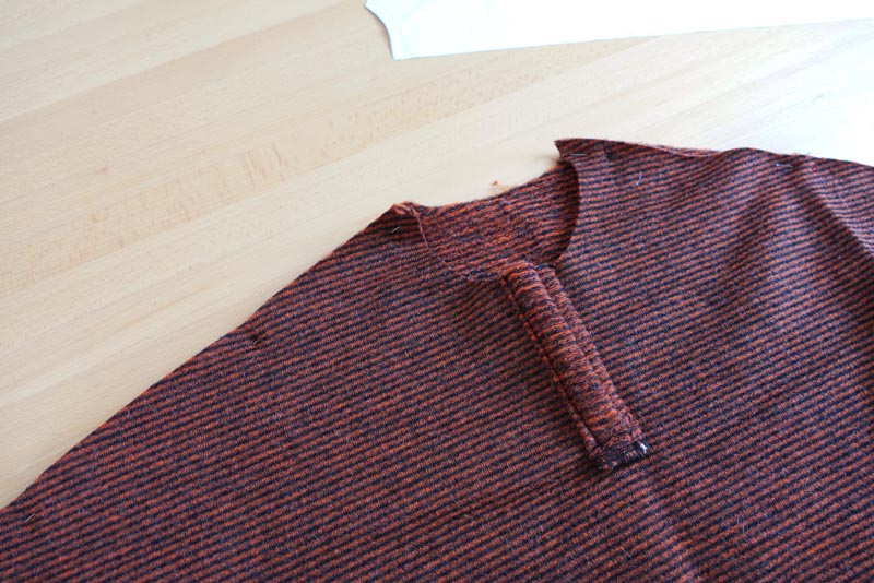 Střih a návod na dámské teplé pončo s límcem