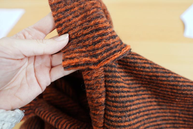 Střih a návod na dámské teplé pončo s límcem