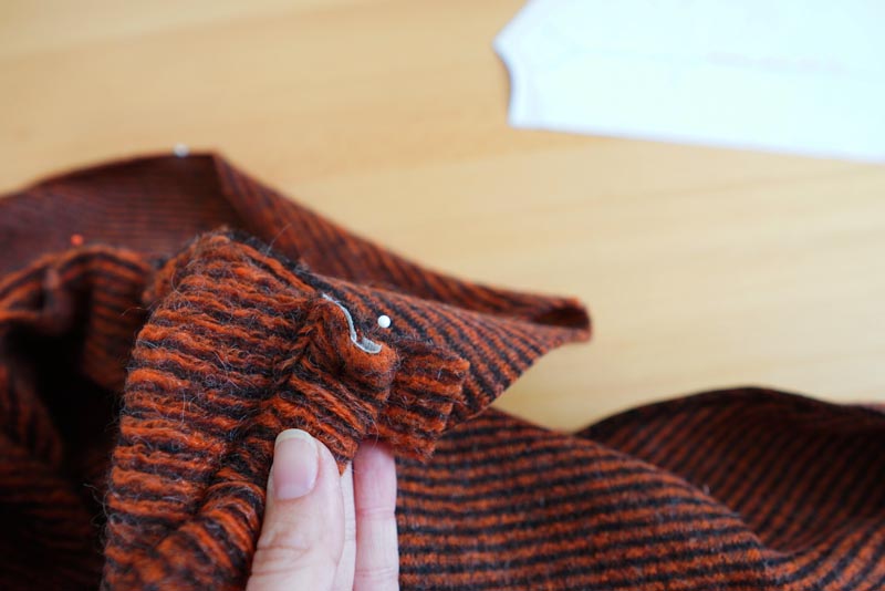 Střih a návod na dámské teplé pončo s límcem