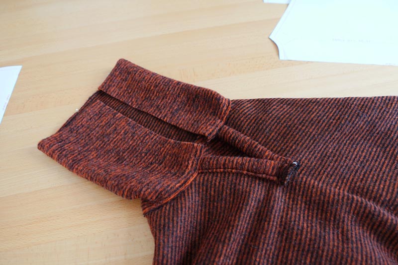 Střih a návod na dámské teplé pončo s límcem