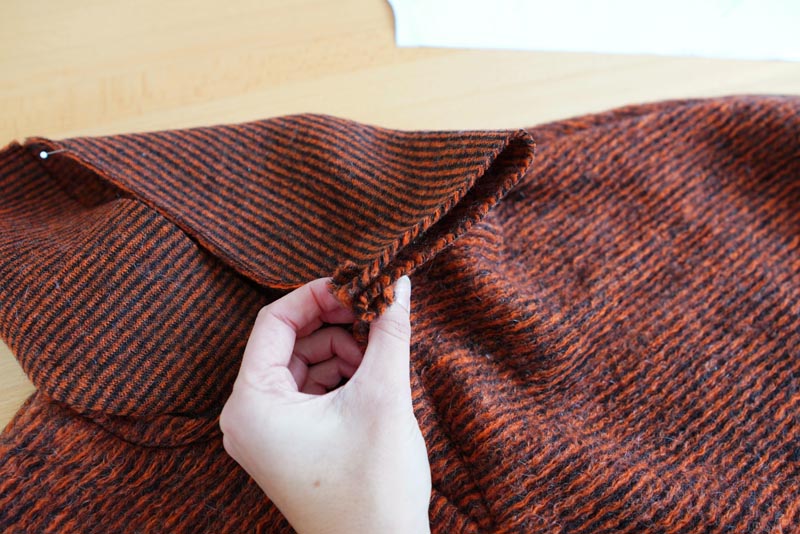 Střih a návod na dámské teplé pončo s límcem