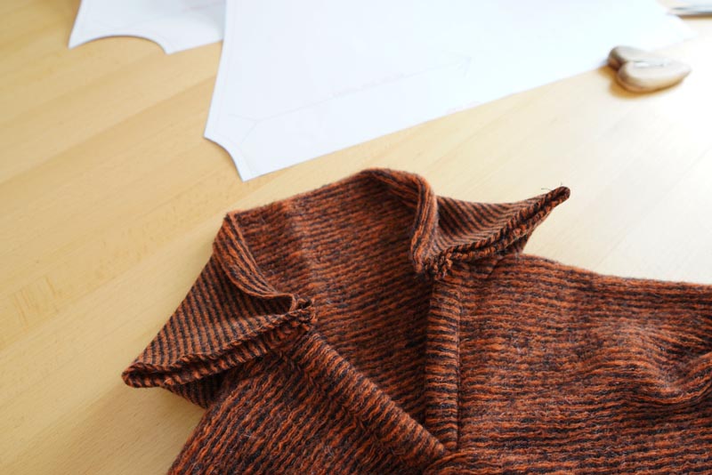 Střih a návod na dámské teplé pončo s límcem