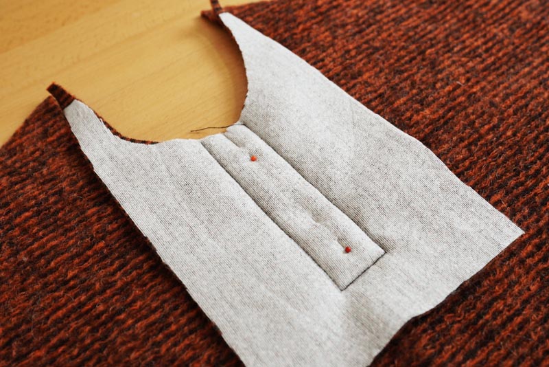 Střih a návod na dámské teplé pončo s límcem