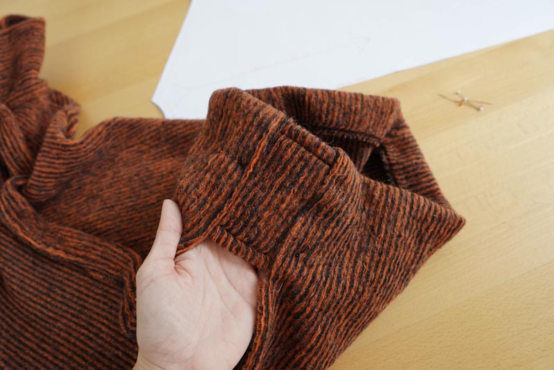 Střih a návod na dámské teplé pončo s límcem