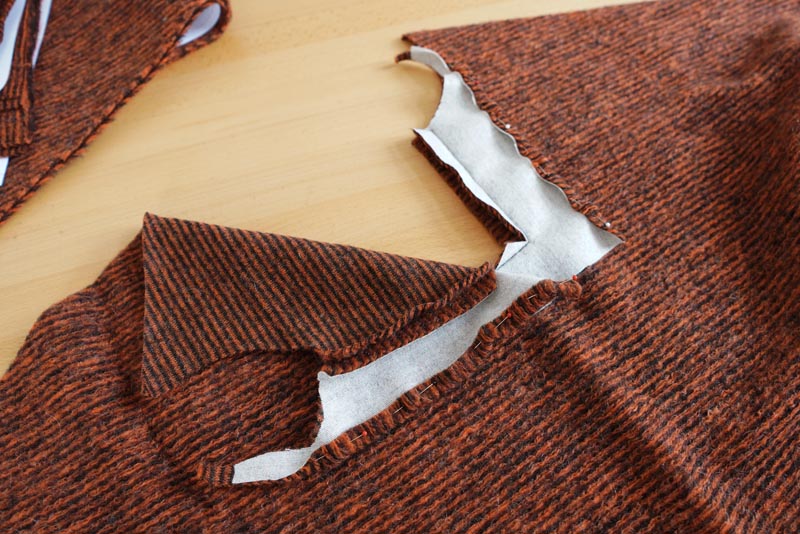 Střih a návod na dámské teplé pončo s límcem