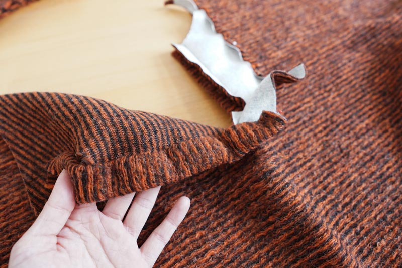 Střih a návod na dámské teplé pončo s límcem