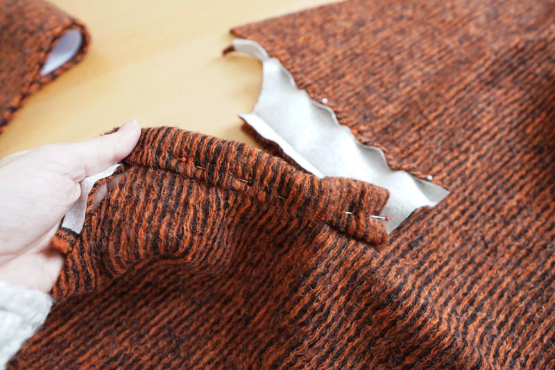 Střih a návod na dámské teplé pončo s límcem