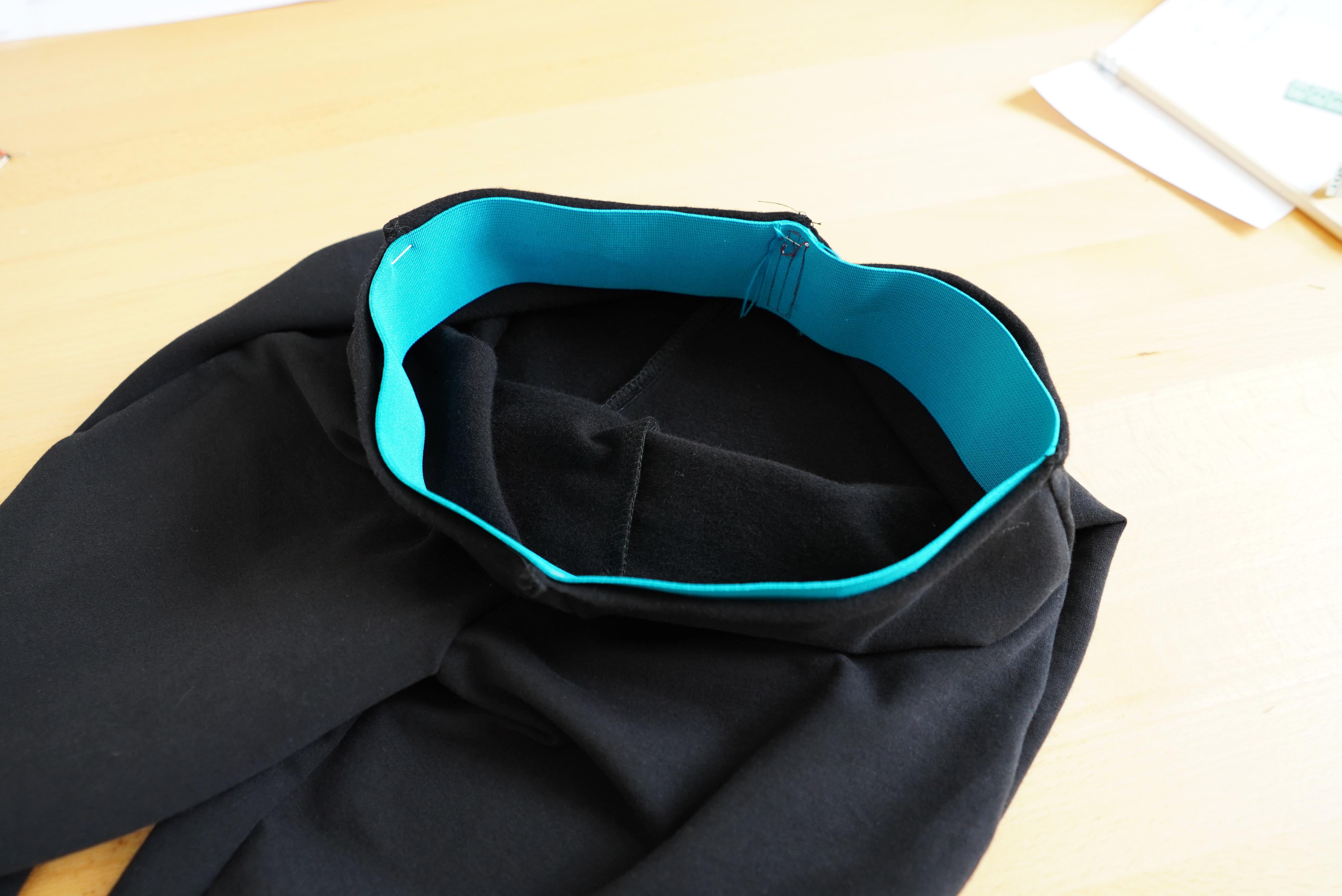 Střih na jednoduché elastické zvonáče s vysokým pasem a návod na šití zdarma