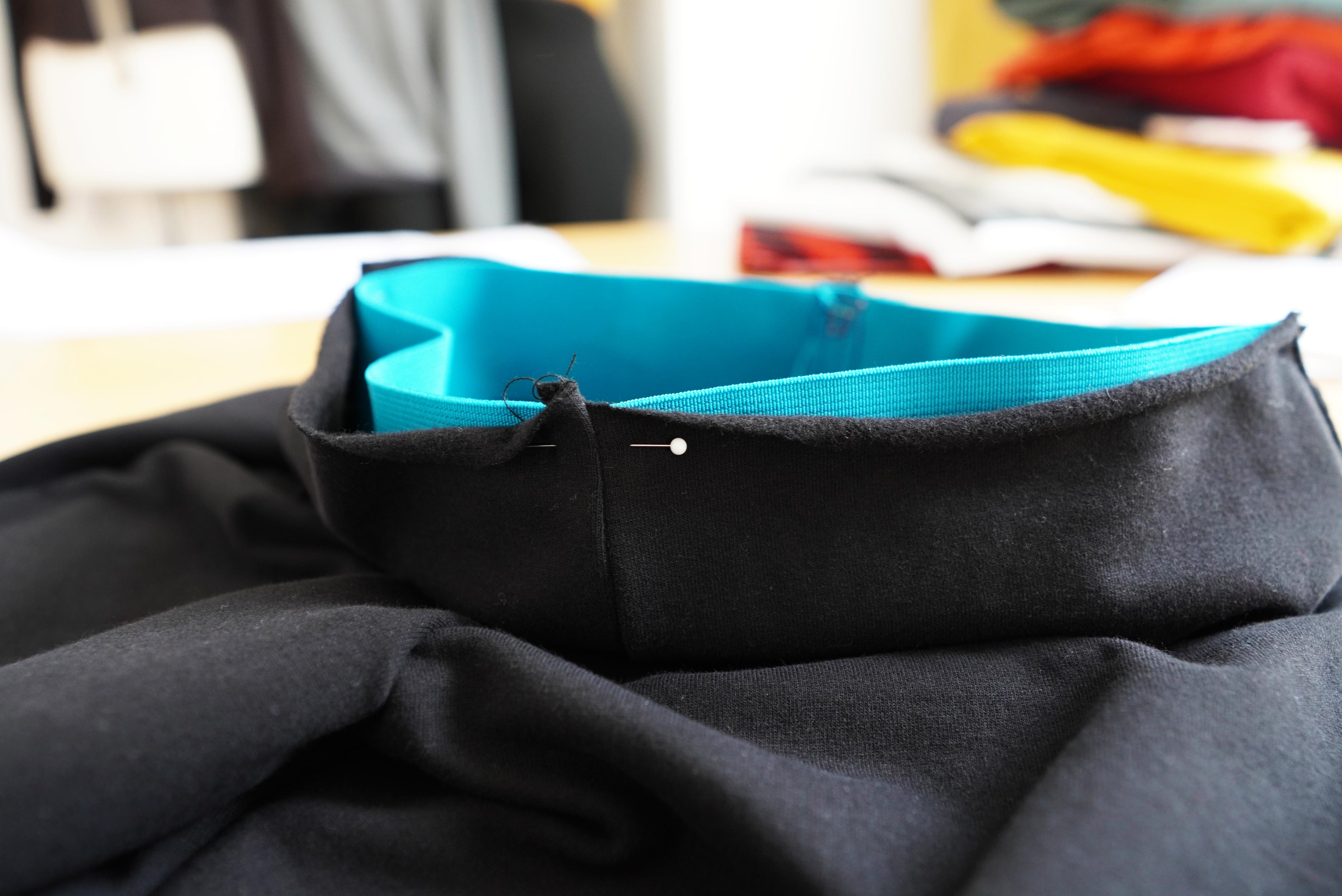 Střih na jednoduché elastické zvonáče s vysokým pasem a návod na šití zdarma