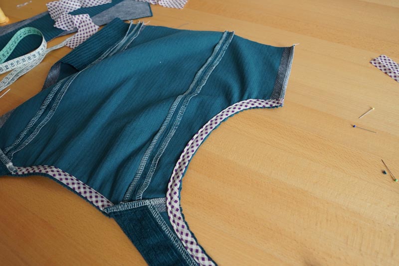 Střih a návod jak ušít dámské podzimní manšestrové šaty bez rukávů - začištění průramku