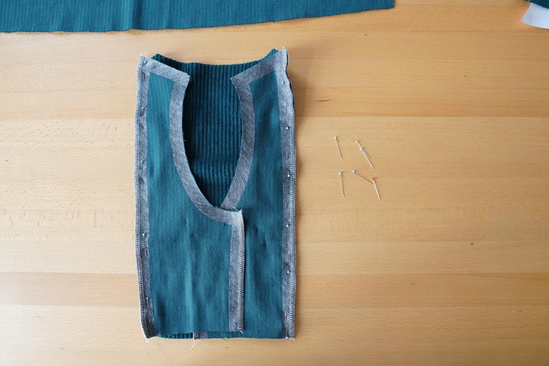 Střih a návod jak ušít dámské podzimní manšestrové šaty bez rukávů - kompletace zadního dílu živůtku šatů