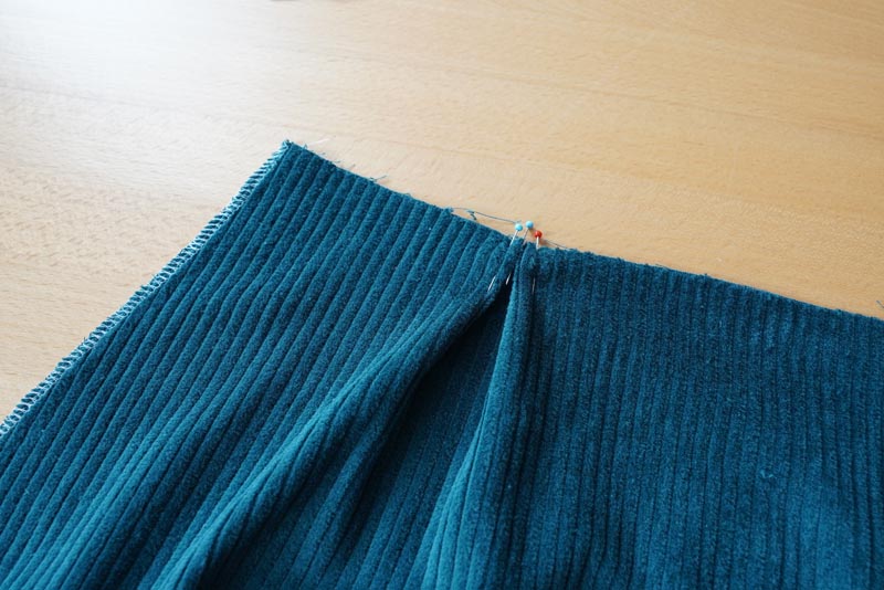 Střih a návod jak ušít dámské podzimní manšestrové šaty bez rukávů - sukně - protizáhyby