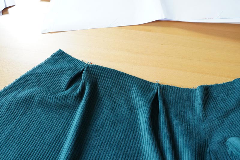 Střih a návod jak ušít dámské podzimní manšestrové šaty bez rukávů - sukně - protizáhyby