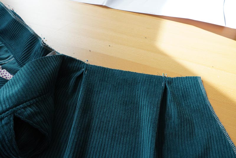 Střih a návod jak ušít dámské podzimní manšestrové šaty bez rukávů - kompletace sukně a živůtku