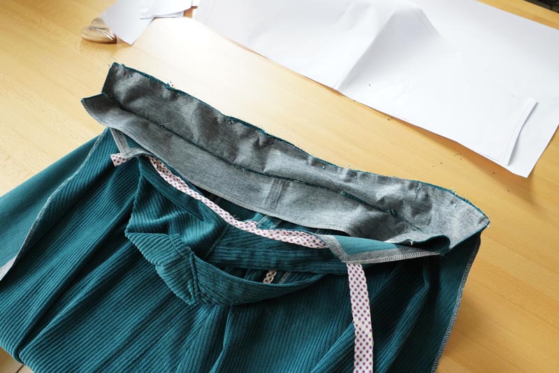 Střih a návod jak ušít dámské podzimní manšestrové šaty bez rukávů - kompletace sukně a živůtku