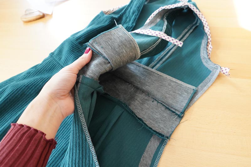 Střih a návod jak ušít dámské podzimní manšestrové šaty bez rukávů - kompletace sukně a živůtku