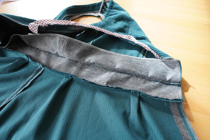 Střih a návod jak ušít dámské podzimní manšestrové šaty bez rukávů - kompletace sukně a živůtku