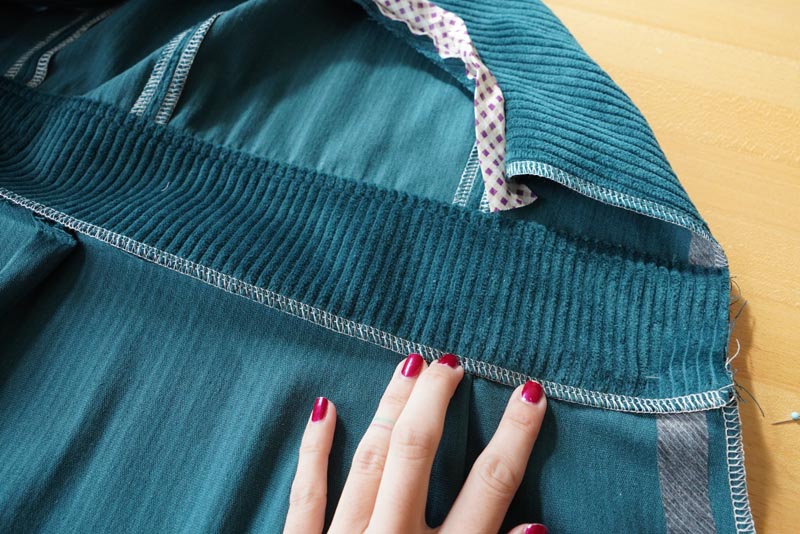 Střih a návod jak ušít dámské podzimní manšestrové šaty bez rukávů - kompletace sukně a živůtku