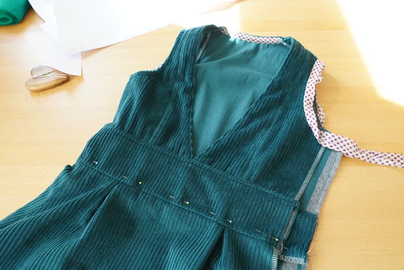 Střih a návod jak ušít dámské podzimní manšestrové šaty bez rukávů - kompletace sukně a živůtku