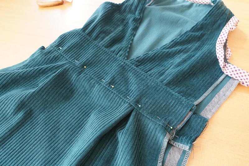 Střih a návod jak ušít dámské podzimní manšestrové šaty bez rukávů - kompletace sukně a živůtku