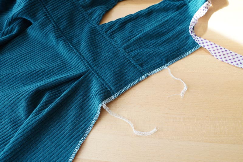 Střih a návod jak ušít dámské podzimní manšestrové šaty bez rukávů - boční kraj