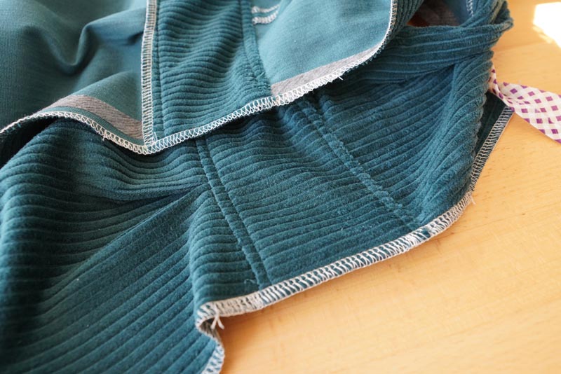 Střih a návod jak ušít dámské podzimní manšestrové šaty bez rukávů - boční kraj